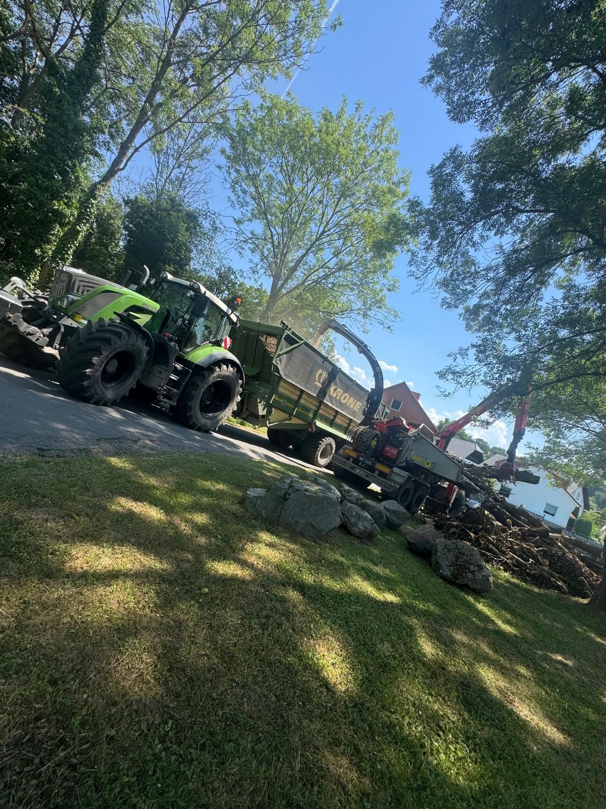 Forstarbeiten mit Traktor, Ladewagen und Kranfahrzeug