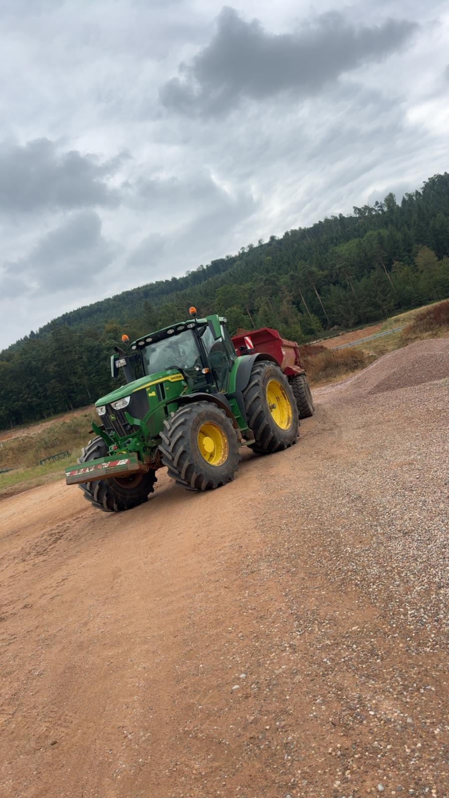 Traktor mit Anhänger bei landwirtschaftlichen Lohnarbeiten